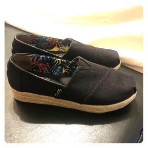 Bob’s black canvas hemp bottom wedges